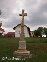 Kamenný kříž pod farou v Bělotíně od roku 2015