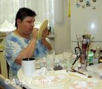 Jana Heimerová při malování marcipánu